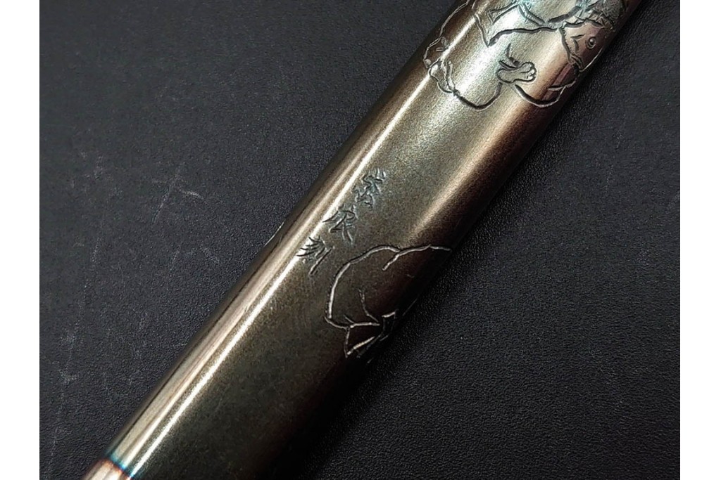 歌川国貞試筆　福神図　紫浪刻　純銀製の煙管　共箱付き　(R-086639)