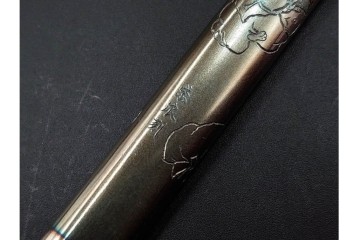 歌川国貞試筆　福神図　紫浪刻　純銀製の煙管　共箱付き　(R-086639)