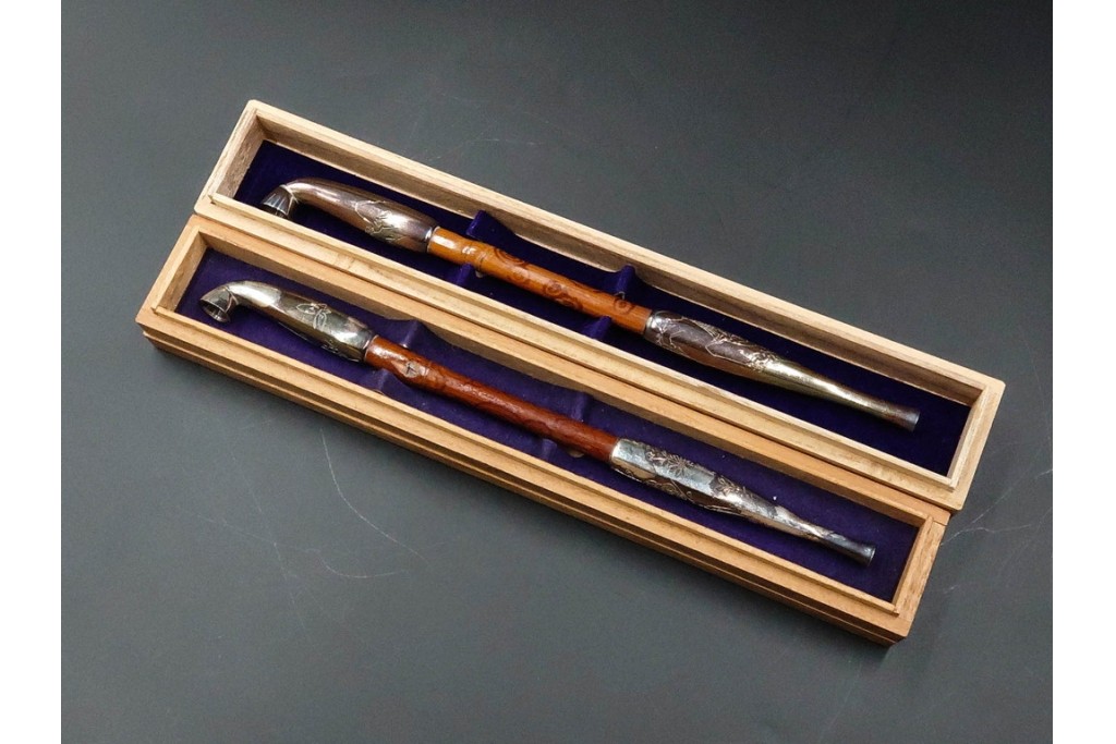 純銀製　象嵌　花鳥彫が優美な煙管2点セット　共箱付き　(R-086640)