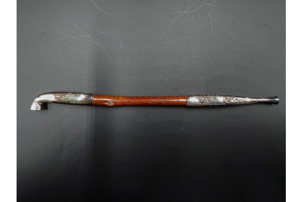 純銀製　象嵌　花鳥彫が優美な煙管2点セット　共箱付き　(R-086640)