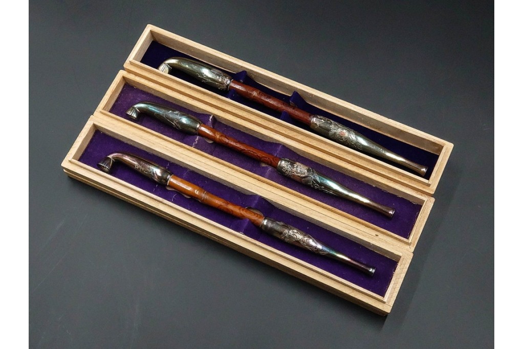 純銀製　象嵌　花紋と虎紋の意匠が印象的な煙管3点セット　共箱付き　(R-086641)