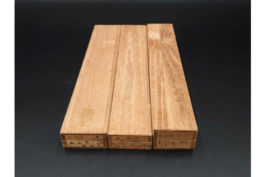 純銀製　象嵌　花紋と虎紋の意匠が印象的な煙管3点セット　共箱付き　(R-086641)