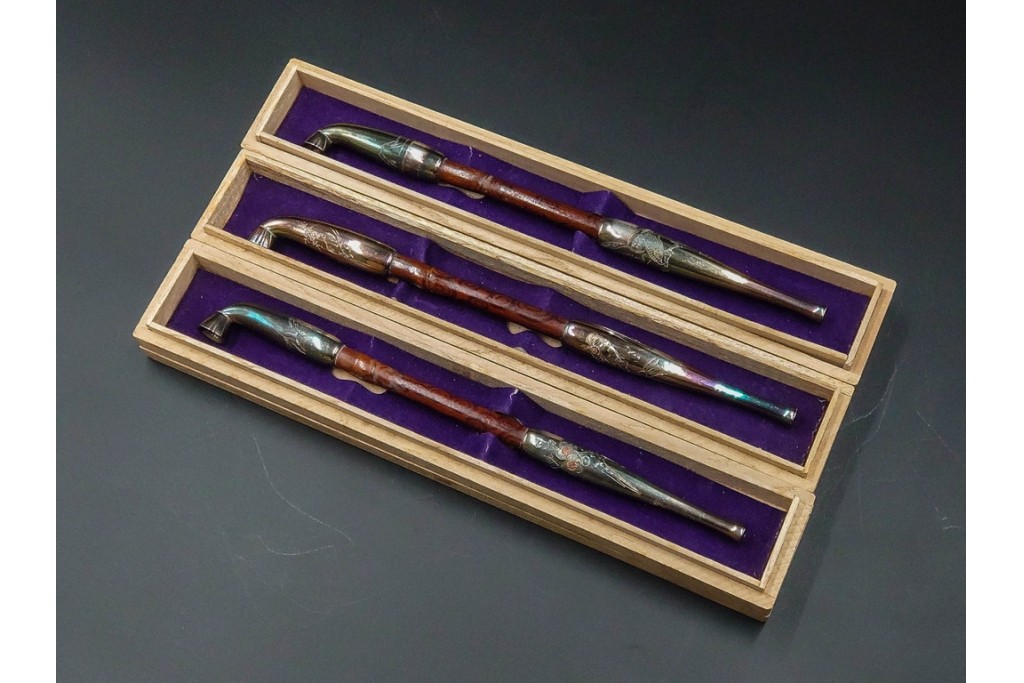 純銀製　象嵌　松鷹図・鯉図・梅鳥図の意匠豊かな煙管3点セット　共箱付き　(R-086642)