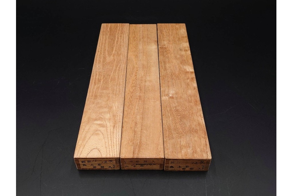 純銀製　象嵌　松鷹図・鯉図・梅鳥図の意匠豊かな煙管3点セット　共箱付き　(R-086642)