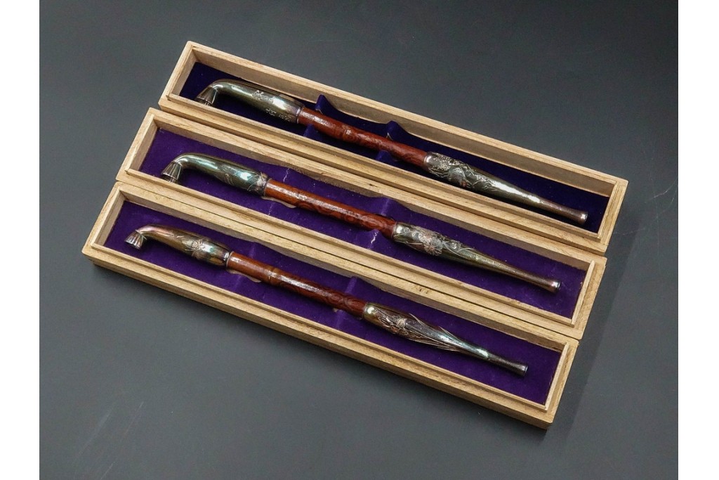 純銀製　象嵌　繊細な草花図・花蝶図の彫刻が美しい煙管3点セット　共箱付き　(R-086643)