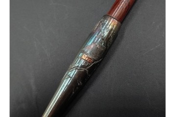 純銀製　象嵌　繊細な草花図・花蝶図の彫刻が美しい煙管3点セット　共箱付き　(R-086643)