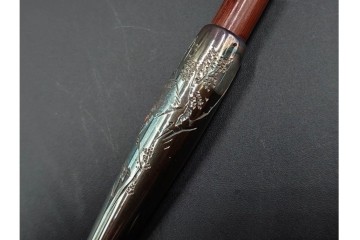 純銀製　象嵌　繊細な草花図・花蝶図の彫刻が美しい煙管3点セット　共箱付き　(R-086643)