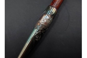 純銀製　象嵌　繊細な草花図・花蝶図の彫刻が美しい煙管3点セット　共箱付き　(R-086643)