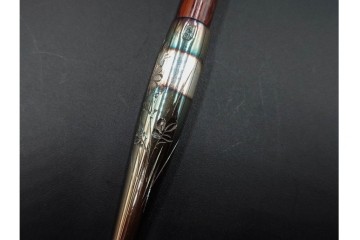 純銀製　象嵌　繊細な草花図・花蝶図の彫刻が美しい煙管3点セット　共箱付き　(R-086643)