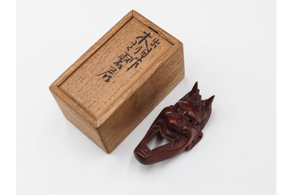 出目作　迫力ある表情が印象的な木刻般若の根付　共箱付き　(R-086644)