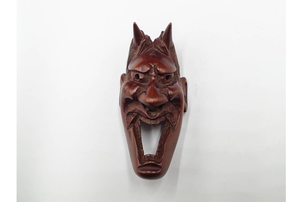 出目作　迫力ある表情が印象的な木刻般若の根付　共箱付き　(R-086644)