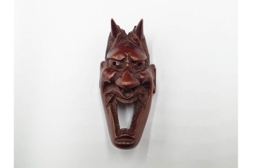 出目作　迫力ある表情が印象的な木刻般若の根付　共箱付き　(R-086644)