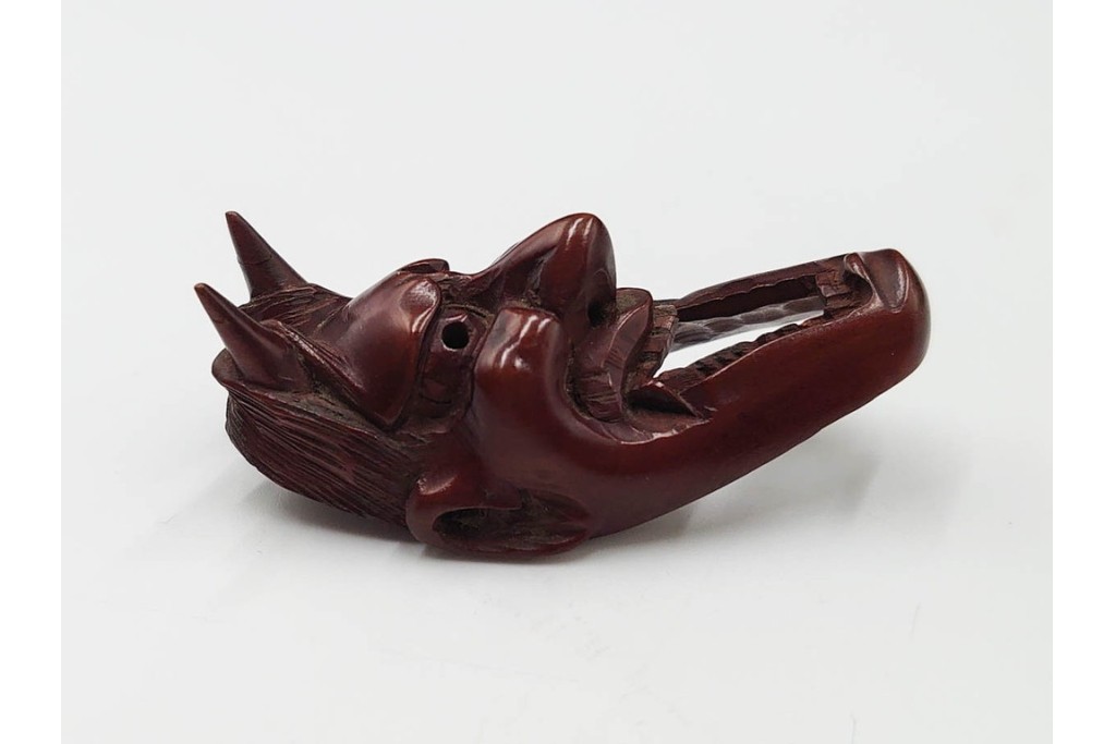 出目作　迫力ある表情が印象的な木刻般若の根付　共箱付き　(R-086644)