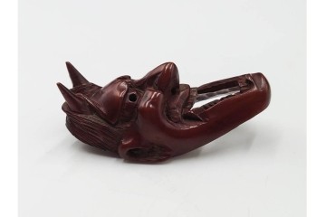 出目作　迫力ある表情が印象的な木刻般若の根付　共箱付き　(R-086644)