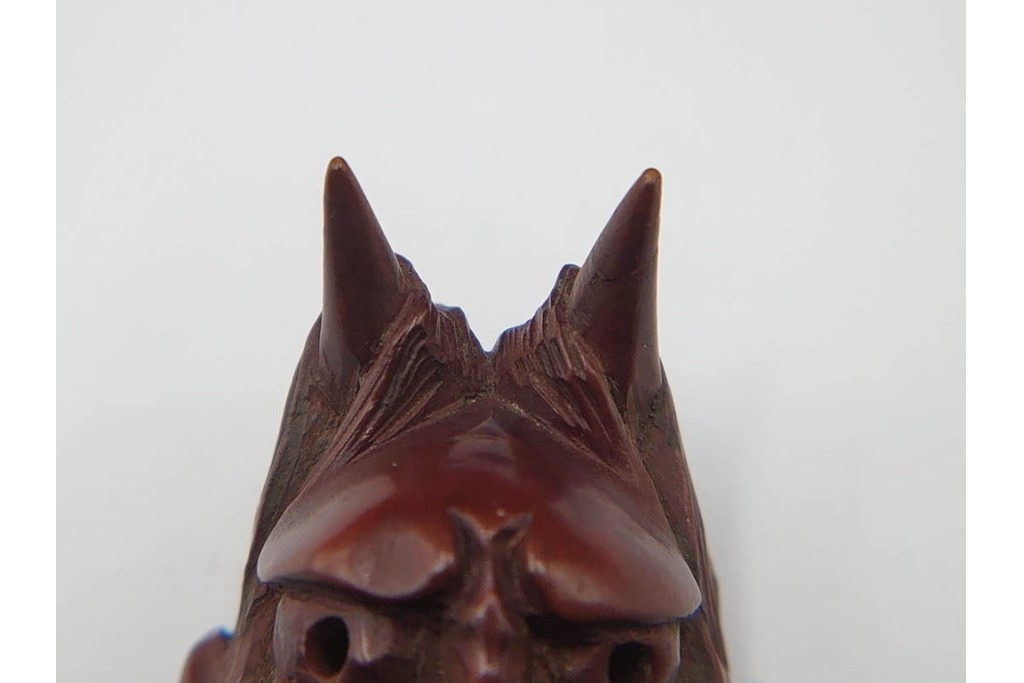 出目作　迫力ある表情が印象的な木刻般若の根付　共箱付き　(R-086644)