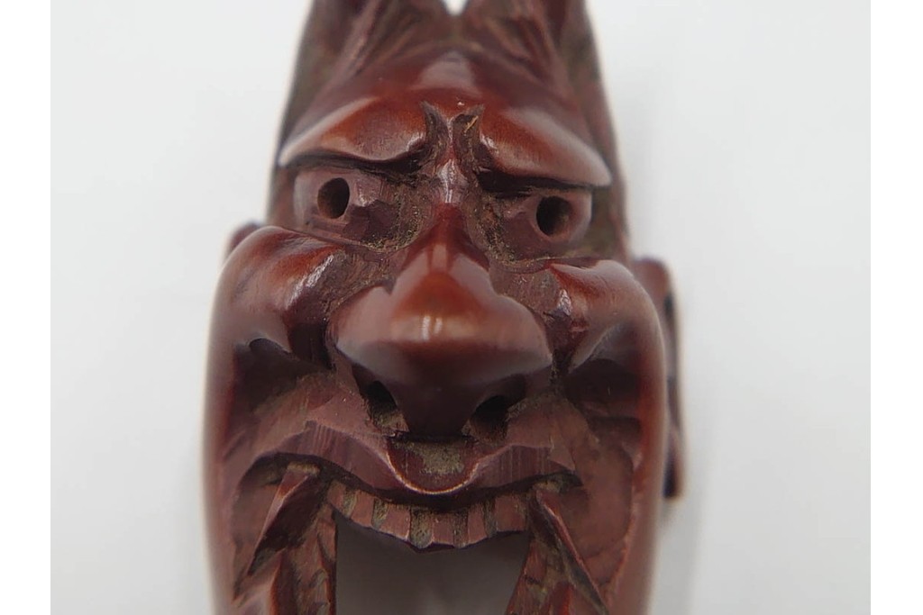 出目作　迫力ある表情が印象的な木刻般若の根付　共箱付き　(R-086644)