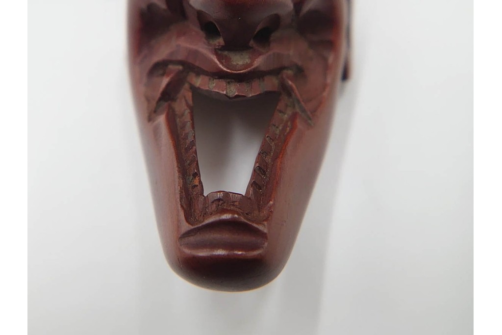 出目作　迫力ある表情が印象的な木刻般若の根付　共箱付き　(R-086644)