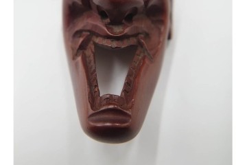 出目作　迫力ある表情が印象的な木刻般若の根付　共箱付き　(R-086644)