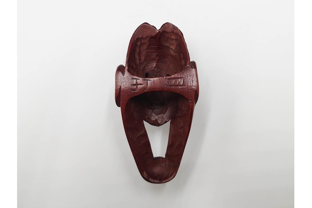 出目作　迫力ある表情が印象的な木刻般若の根付　共箱付き　(R-086644)