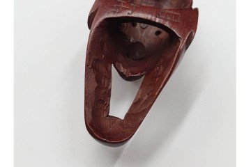 出目作　迫力ある表情が印象的な木刻般若の根付　共箱付き　(R-086644)