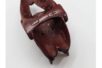 出目作　迫力ある表情が印象的な木刻般若の根付　共箱付き　(R-086644)