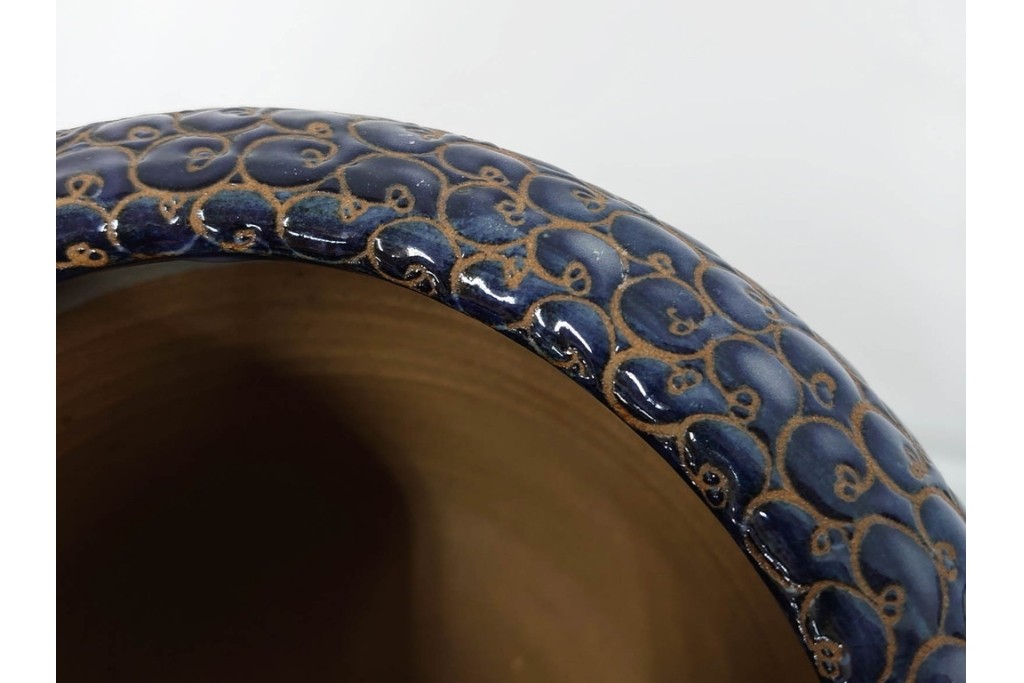 味乗窯　有田焼　深い藍釉に唐草模様が巡る陶製火鉢　(R-086649)