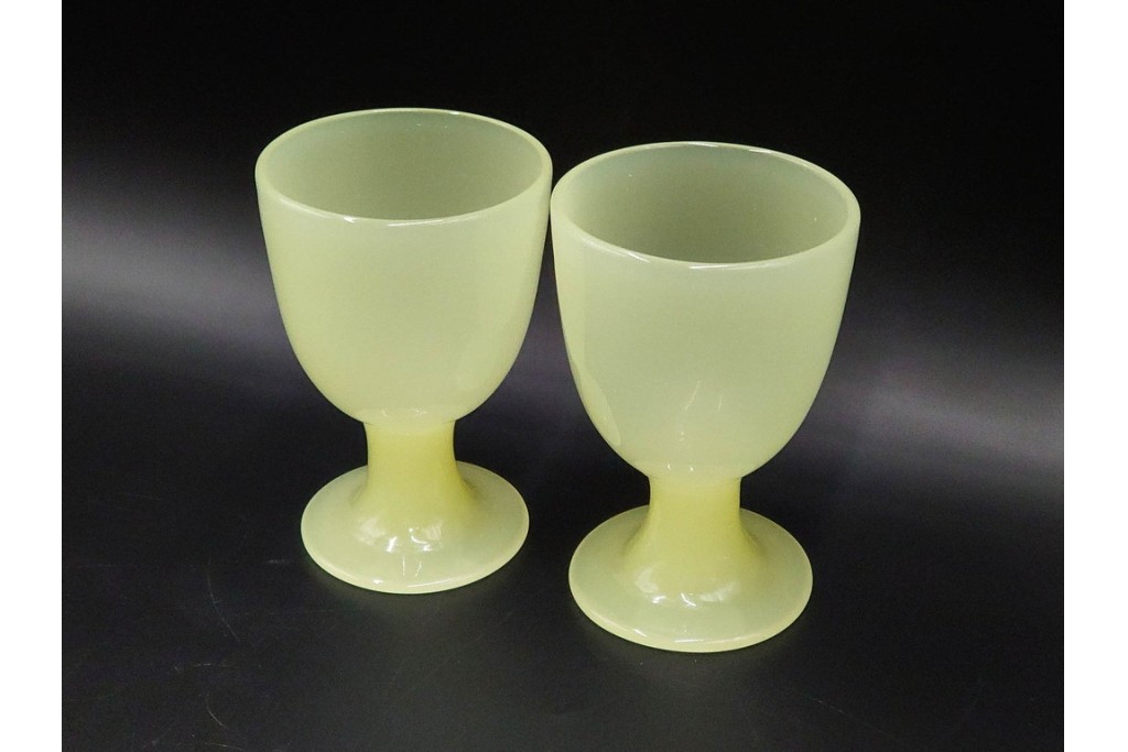 アンティーク　大正〜昭和初期の当時物　棗型　柔らかな色合いのウランガラスの氷コップ2点セット　(R-086654)