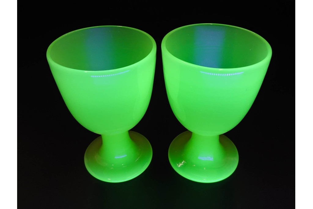 アンティーク　大正〜昭和初期の当時物　棗型　柔らかな色合いのウランガラスの氷コップ2点セット　(R-086654)