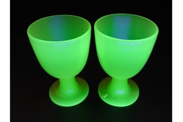 アンティーク　大正〜昭和初期の当時物　棗型　柔らかな色合いのウランガラスの氷コップ2点セット　(R-086654)