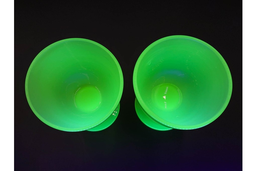 アンティーク　大正〜昭和初期の当時物　棗型　柔らかな色合いのウランガラスの氷コップ2点セット　(R-086654)