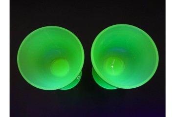 アンティーク　大正〜昭和初期の当時物　棗型　柔らかな色合いのウランガラスの氷コップ2点セット　(R-086654)