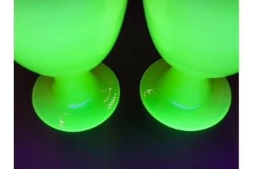 アンティーク　大正〜昭和初期の当時物　棗型　柔らかな色合いのウランガラスの氷コップ2点セット　(R-086654)