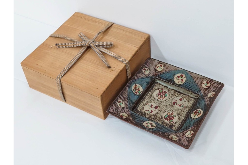 人間国宝 島岡達三　直径約20cm　6.6寸　象嵌赤絵の草花文が華やかな角皿　共箱付き　(R-086655)