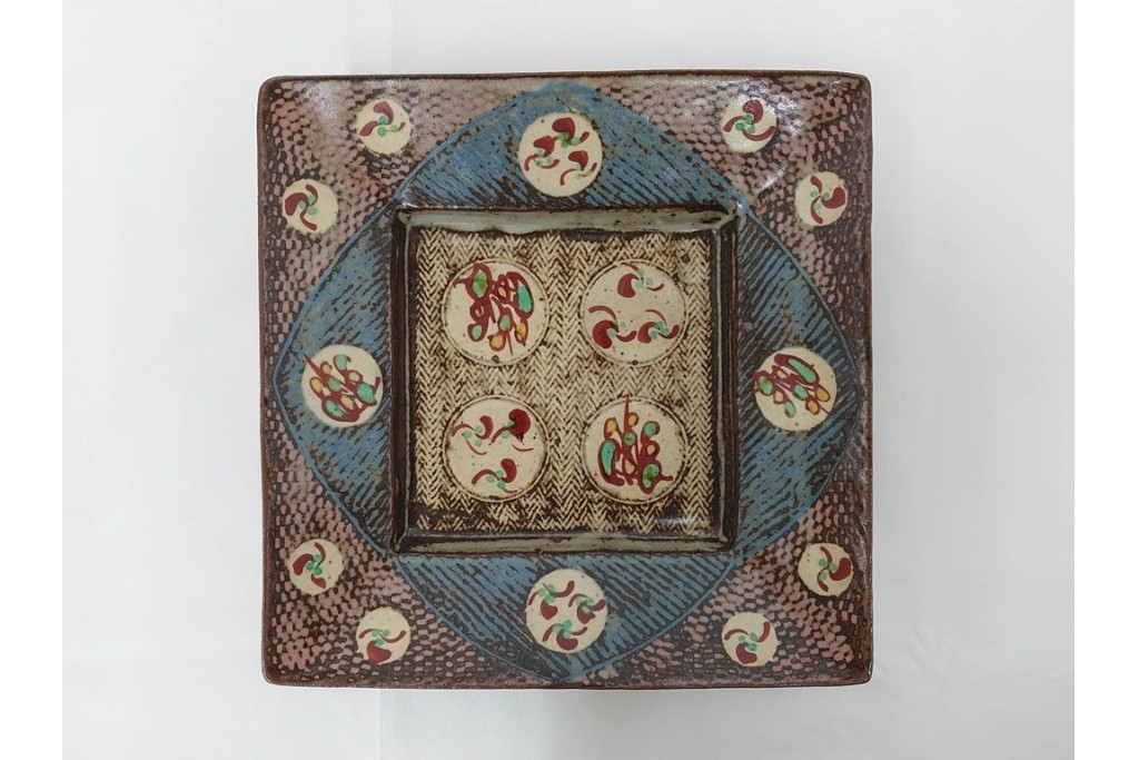 人間国宝 島岡達三　直径約20cm　6.6寸　象嵌赤絵の草花文が華やかな角皿　共箱付き　(R-086655)