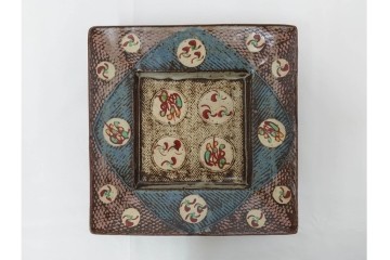 人間国宝 島岡達三　直径約20cm　6.6寸　象嵌赤絵の草花文が華やかな角皿　共箱付き　(R-086655)