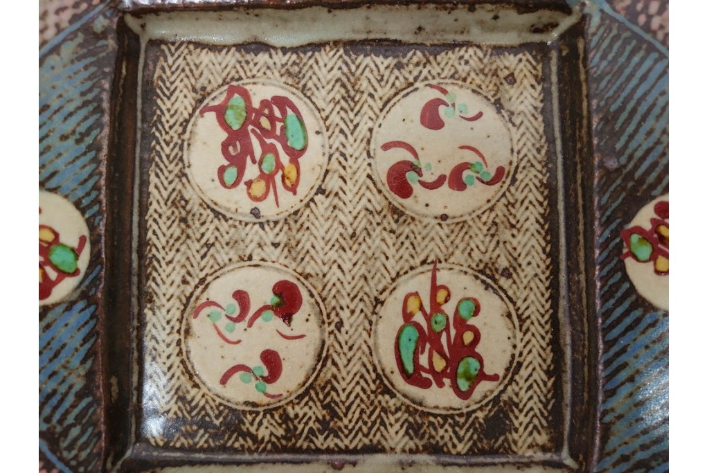 人間国宝 島岡達三　直径約20cm　6.6寸　象嵌赤絵の草花文が華やかな角皿　共箱付き　(R-086655)