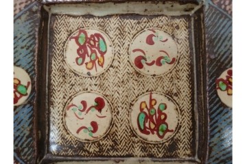 人間国宝 島岡達三　直径約20cm　6.6寸　象嵌赤絵の草花文が華やかな角皿　共箱付き　(R-086655)