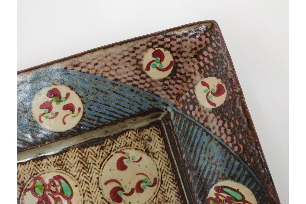 人間国宝 島岡達三　直径約20cm　6.6寸　象嵌赤絵の草花文が華やかな角皿　共箱付き　(R-086655)