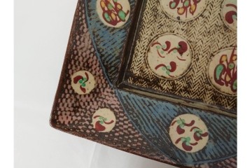 人間国宝 島岡達三　直径約20cm　6.6寸　象嵌赤絵の草花文が華やかな角皿　共箱付き　(R-086655)