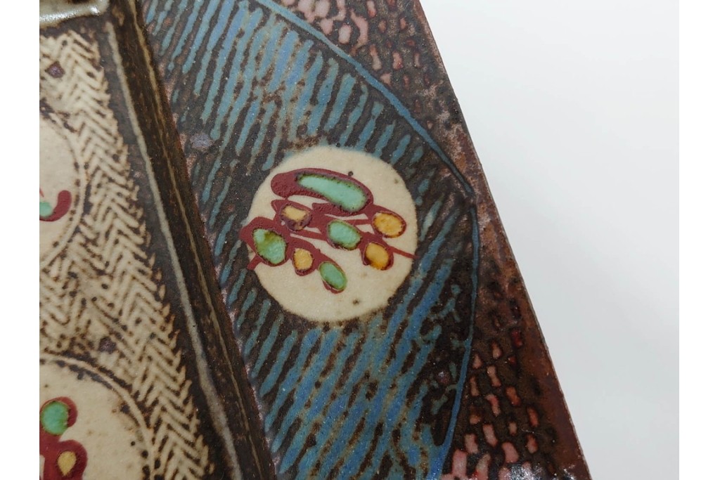 人間国宝 島岡達三　直径約20cm　6.6寸　象嵌赤絵の草花文が華やかな角皿　共箱付き　(R-086655)