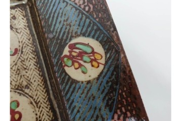 人間国宝 島岡達三　直径約20cm　6.6寸　象嵌赤絵の草花文が華やかな角皿　共箱付き　(R-086655)