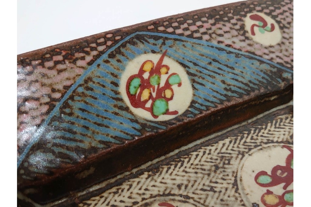 人間国宝 島岡達三　直径約20cm　6.6寸　象嵌赤絵の草花文が華やかな角皿　共箱付き　(R-086655)