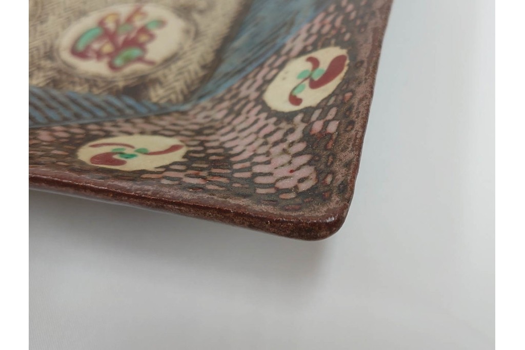 人間国宝 島岡達三　直径約20cm　6.6寸　象嵌赤絵の草花文が華やかな角皿　共箱付き　(R-086655)