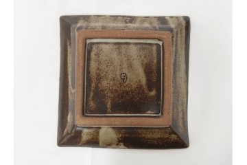 人間国宝 島岡達三　直径約20cm　6.6寸　象嵌赤絵の草花文が華やかな角皿　共箱付き　(R-086655)