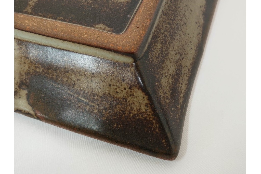 人間国宝 島岡達三　直径約20cm　6.6寸　象嵌赤絵の草花文が華やかな角皿　共箱付き　(R-086655)