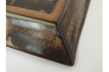 人間国宝 島岡達三　直径約20cm　6.6寸　象嵌赤絵の草花文が華やかな角皿　共箱付き　(R-086655)