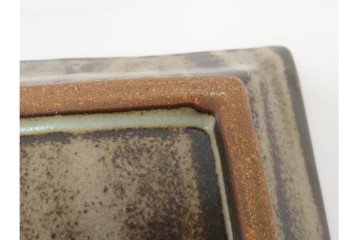 人間国宝 島岡達三　直径約20cm　6.6寸　象嵌赤絵の草花文が華やかな角皿　共箱付き　(R-086655)