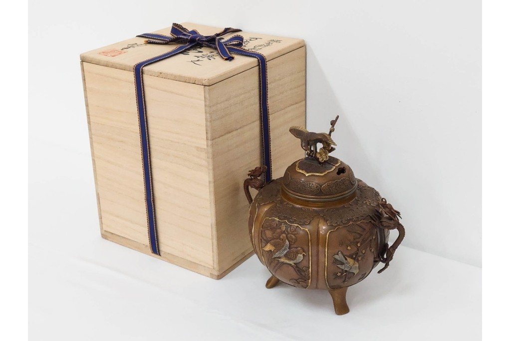 旭峰造　蝋型鋳銅　金銀象嵌で花鳥が雅やかに表現された万葉六花撰文香炉　共箱付き　(R-086656)