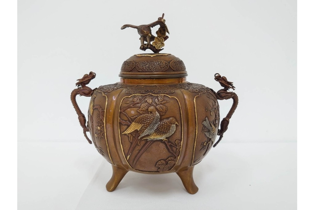 旭峰造　蝋型鋳銅　金銀象嵌で花鳥が雅やかに表現された万葉六花撰文香炉　共箱付き　(R-086656)