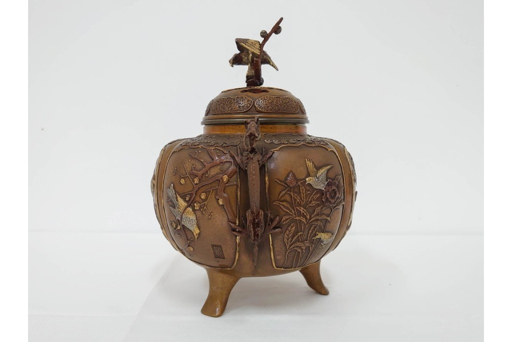 旭峰造　蝋型鋳銅　金銀象嵌で花鳥が雅やかに表現された万葉六花撰文香炉　共箱付き　(R-086656)